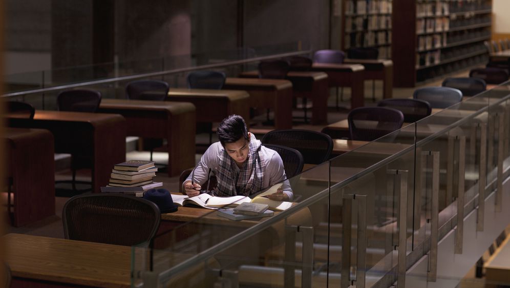 Student u knjižnici, ilustracija