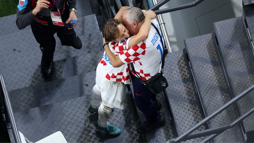 Luka Modrić u zagrljaju s ocem Stipom