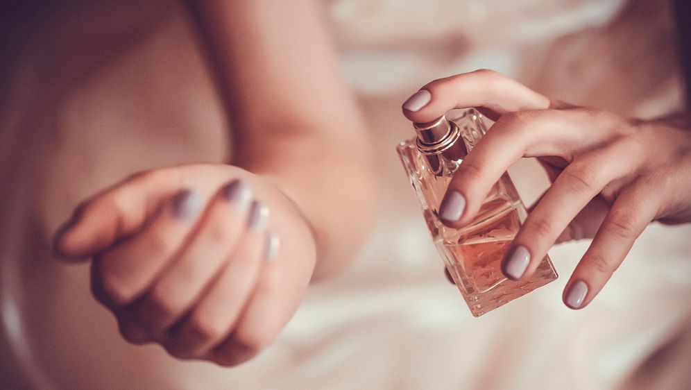 Žena nanosi parfem