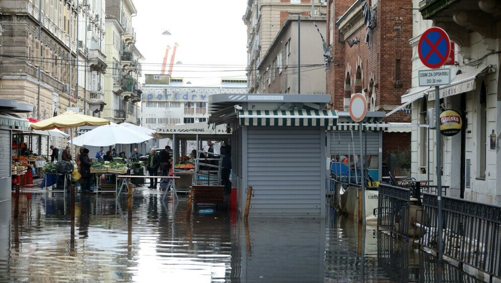 Poplavljene ulice oko gradske tržnice u Rijeci - 2