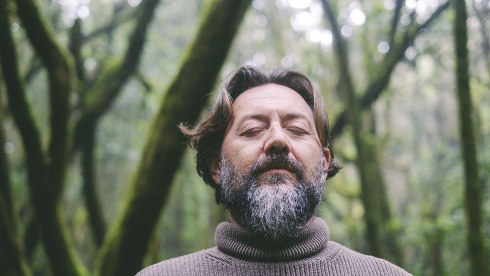 Muškarac uživ u prirodi, ilustracija