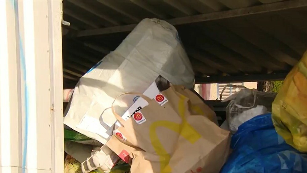 Kante i spremnici krcati smećem - 5