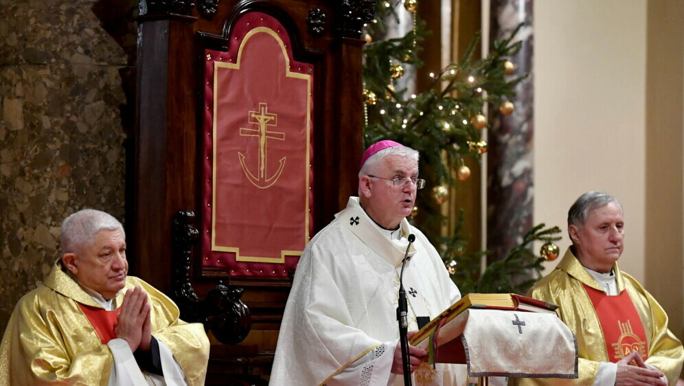 Riječki nadbiskup Mate Uzinić drži propovijed na božićnoj polnoćki