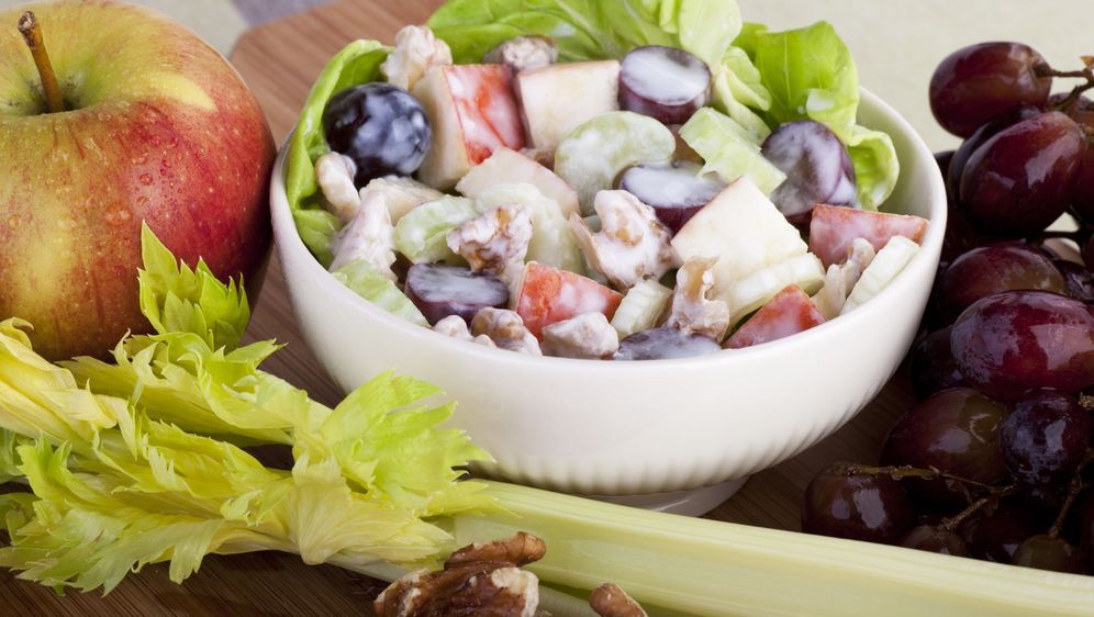 Waldorfska salata s jogurtom, orasima i grožđem