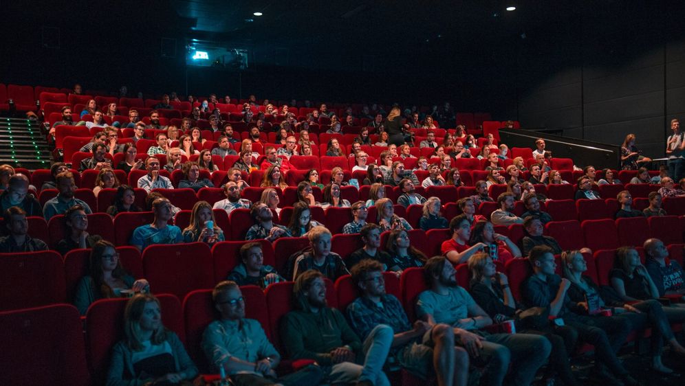 publika filma pri prikazivanju u kinu dvorani