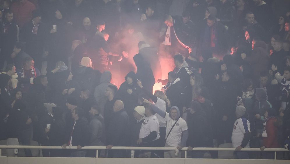 Bad Blue Boysi su bacili baklju među gledatelje na zapadnoj tribini