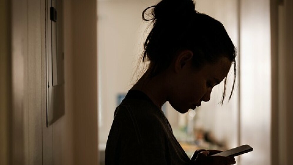 Kako se piše: napastovati ili napastvovati