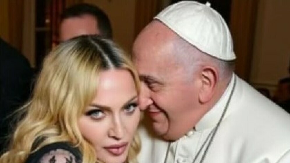 Madonna i Papa Franjo AI