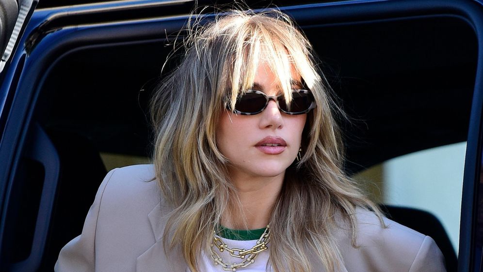 Suki Waterhouse nosi slojevite šiške