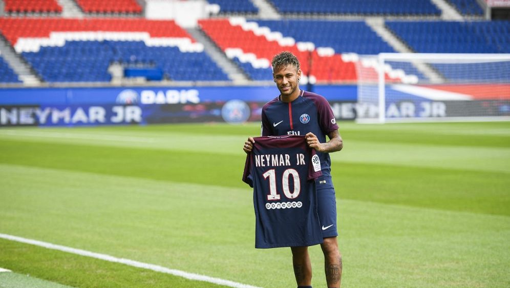 Neymar s dresom PSG-a na Parku prinčevaa