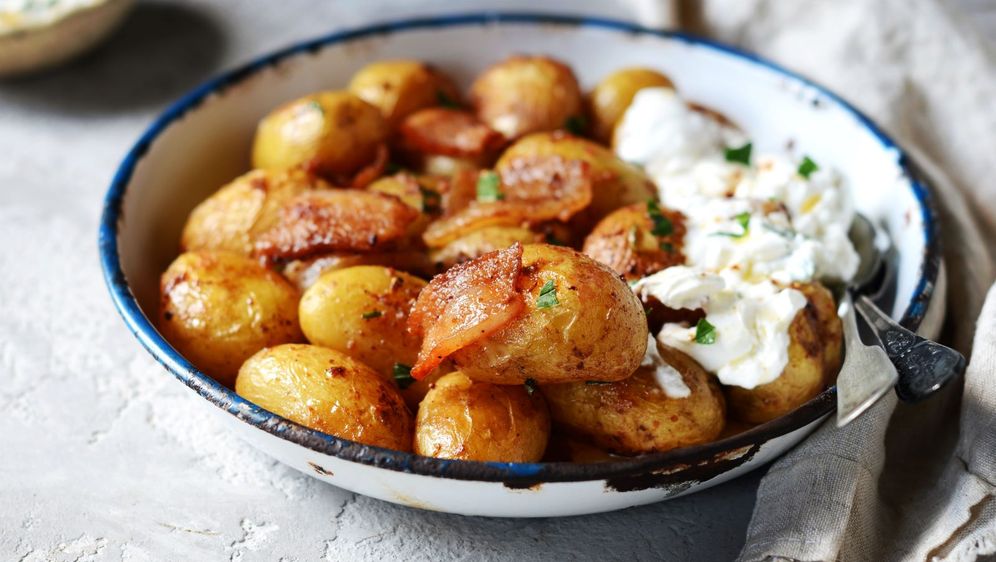 Topla krumpir-salata sa slaninom i preljevom od sira