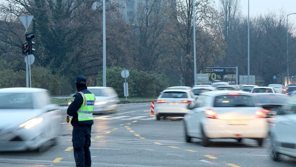 Prometni policajac na križanju Savske i Slavonske