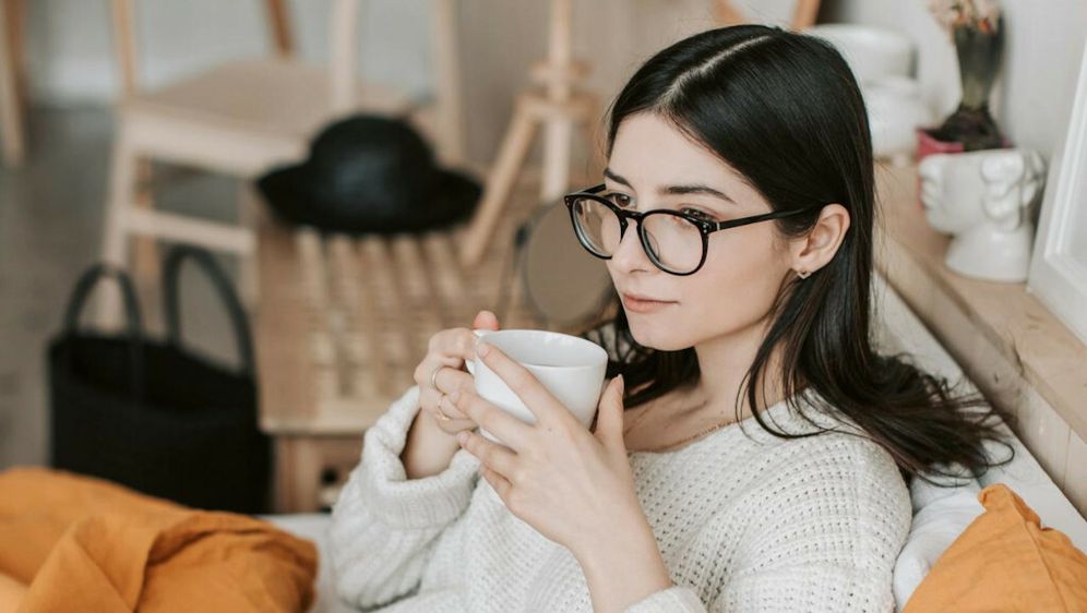 Djevojka s naočalama u mislima