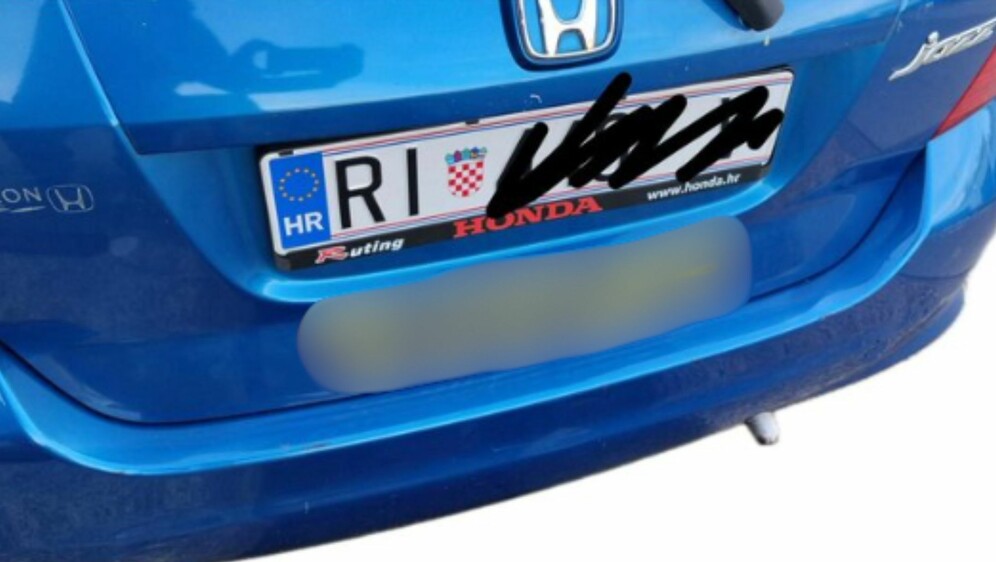 Neobičan natpis na stražnjem dijelu automobila