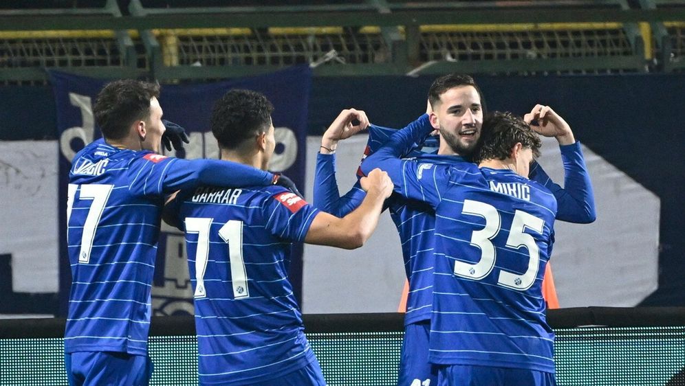 Marko Soldo u zagrljaju suigrača