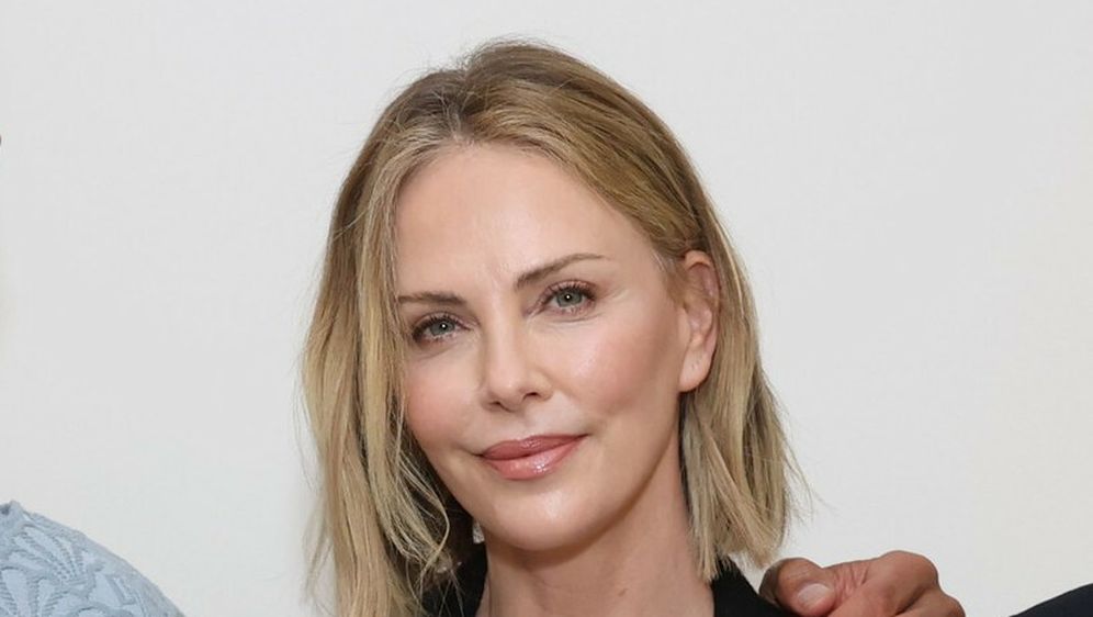 Charlize Theron u suknji i oksfordicama - 4