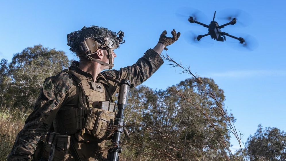 Američki vojnik pušta dron