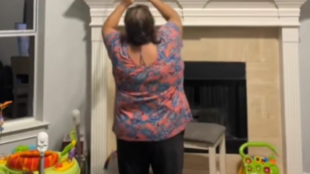 Majka koje pridržava sina