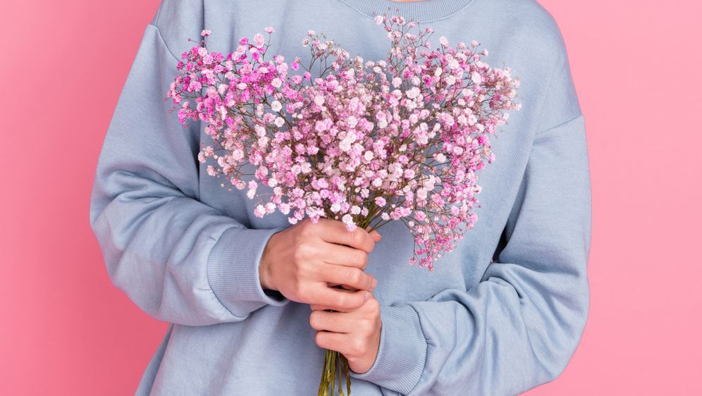 Žena drži cvijeće