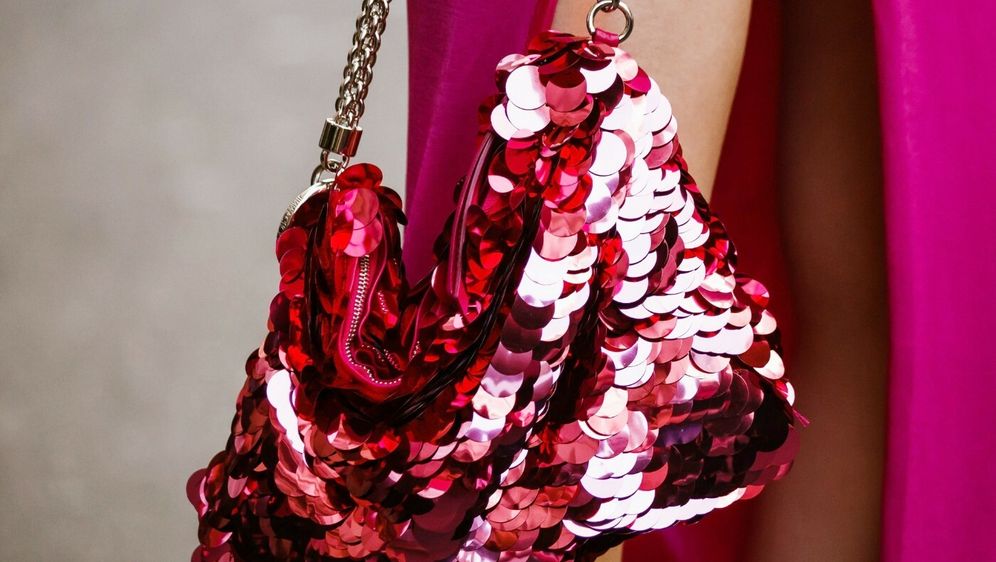 Blještava torbica sjajan je poklon za prijateljicu koja voli šljokice