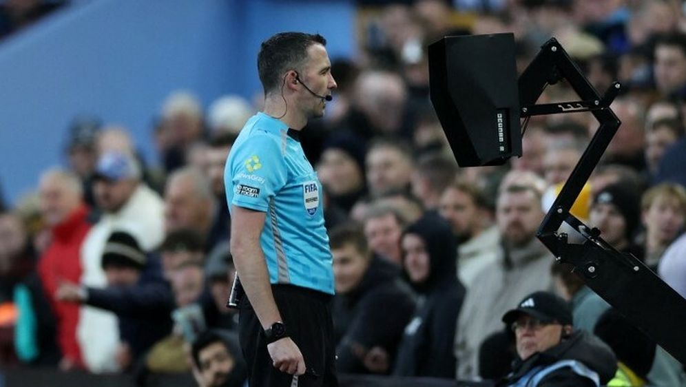 Sudac pregledava snimku