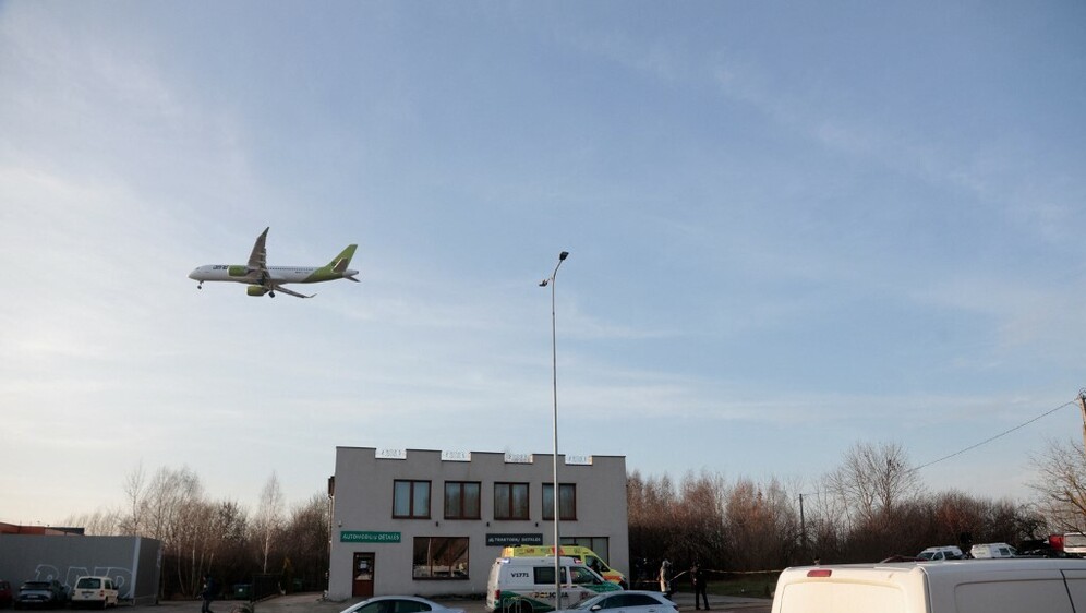 Putnički zrakoplov u blizini zračne luke u Vilniusu, Litva