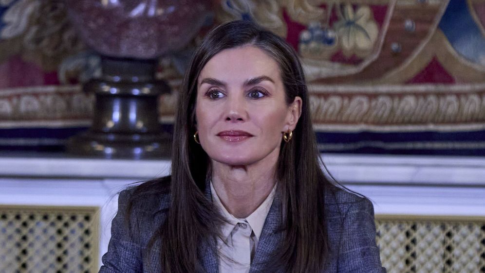 Kraljica Letizia u odijelu i cipelama s debelom petom - 7