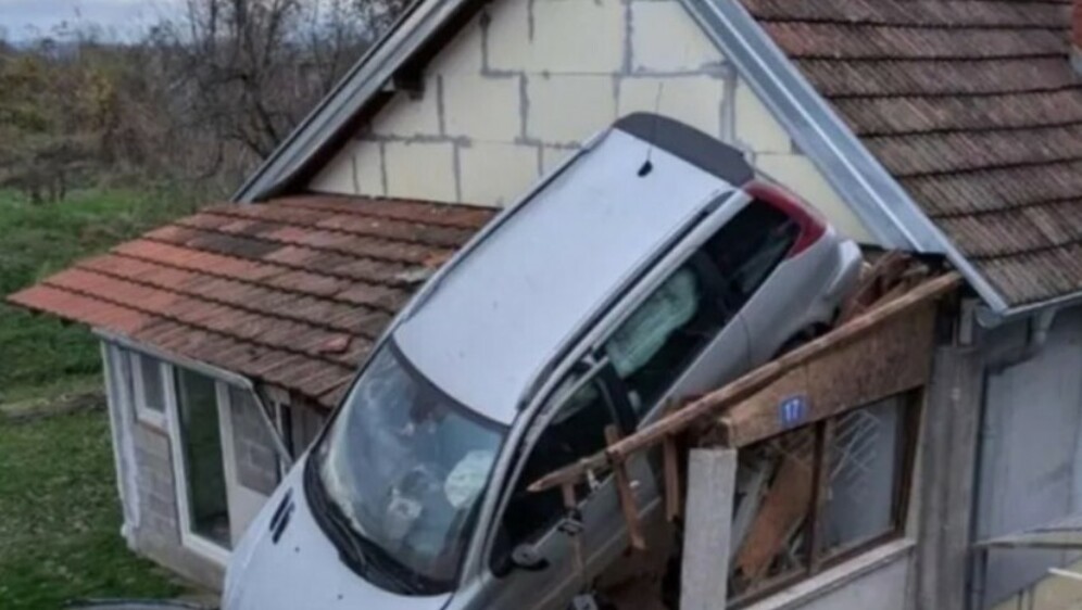 Automobil sletio na kuću