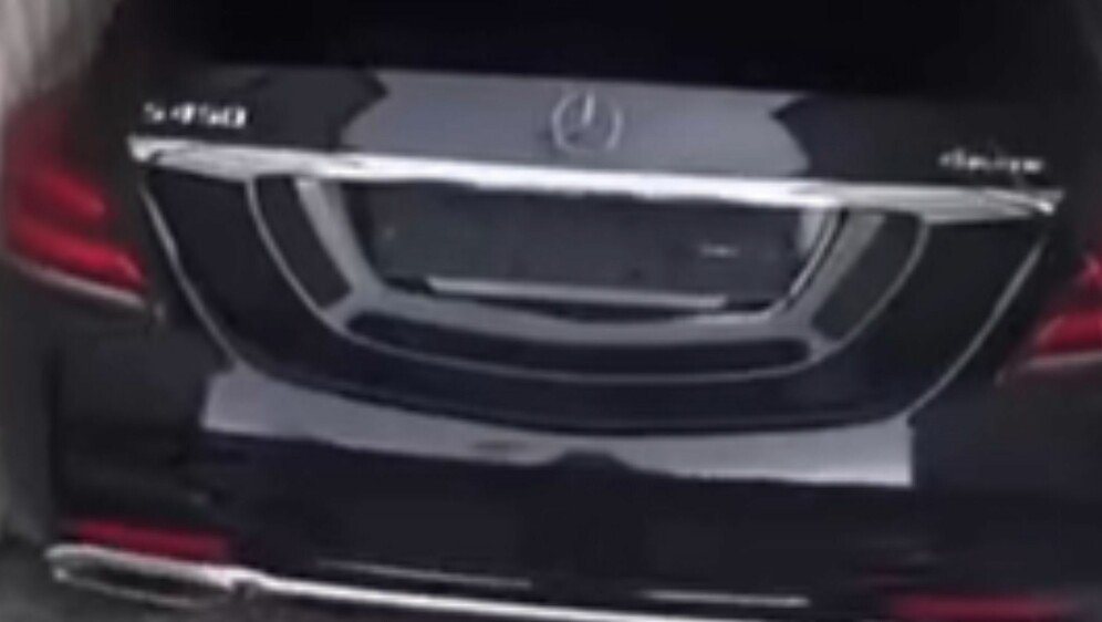 Neobičan način prijevoza Mercedesa u kontejneru