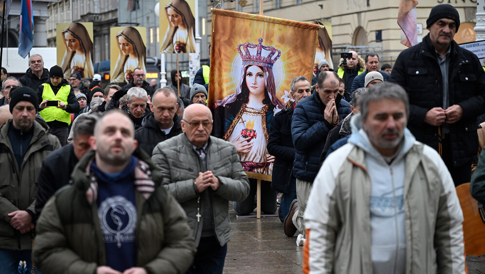 Molitelji na Trgu bana Jelačića u Zagrebu