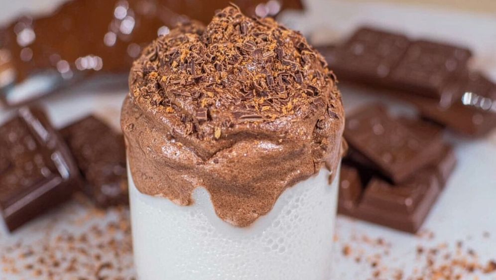 Zagrijano mlijeko poslužite s čokoladnom pjenastom kremom