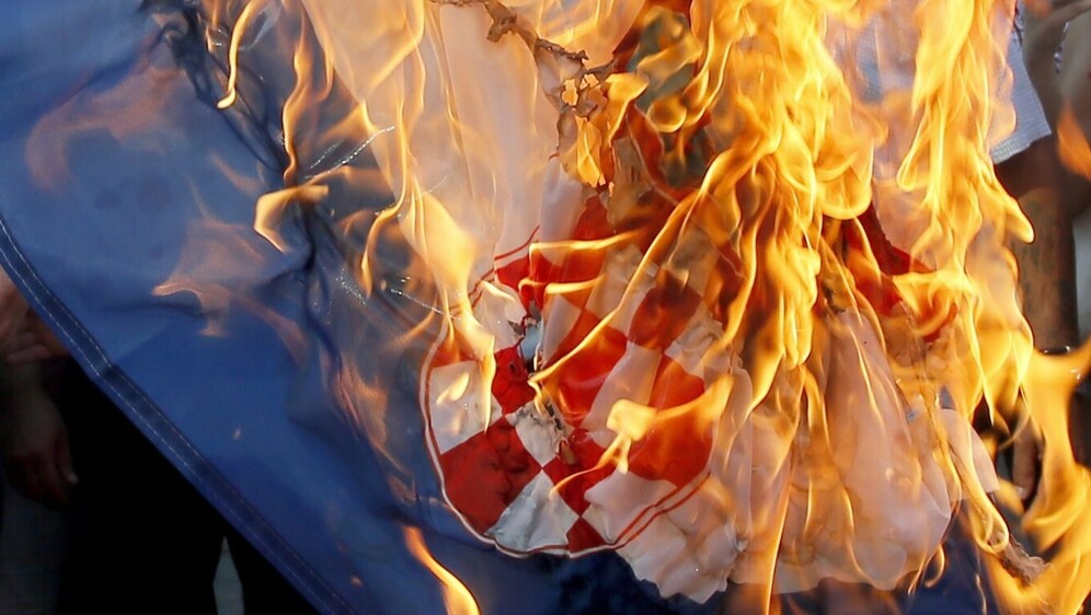 Zapaljena hrvatska zastava, ilustracija
