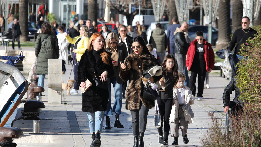 Sunčan zimski dan u Makarskoj, ilustracija