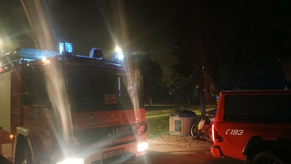 Vatrogasci spasili trudnicu iz kontejnera