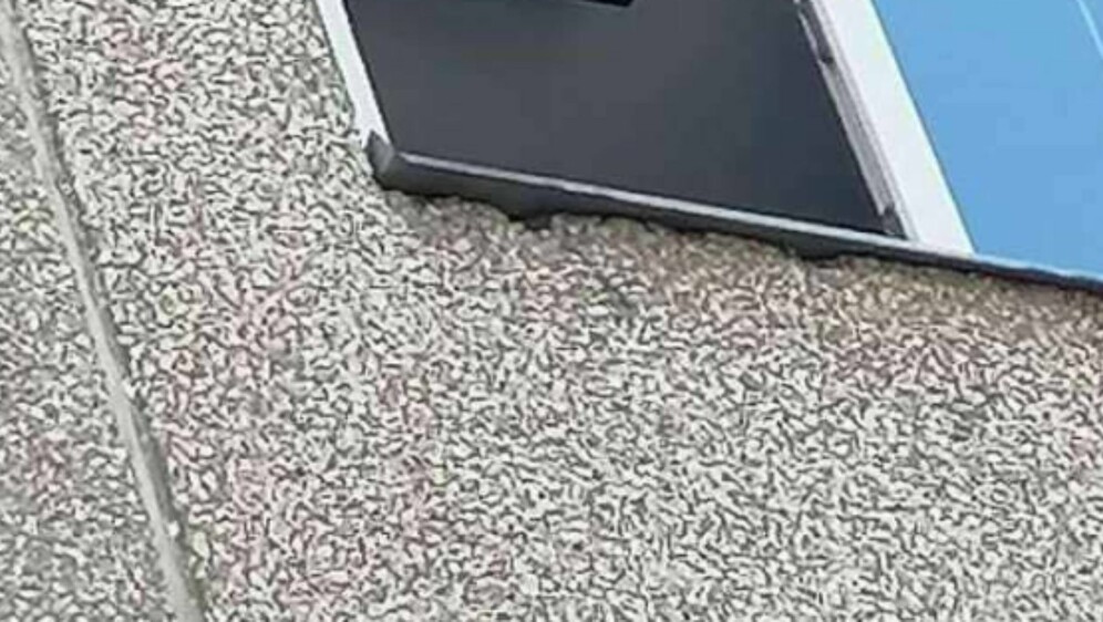 Neobično montirani televizor u jednom stanu