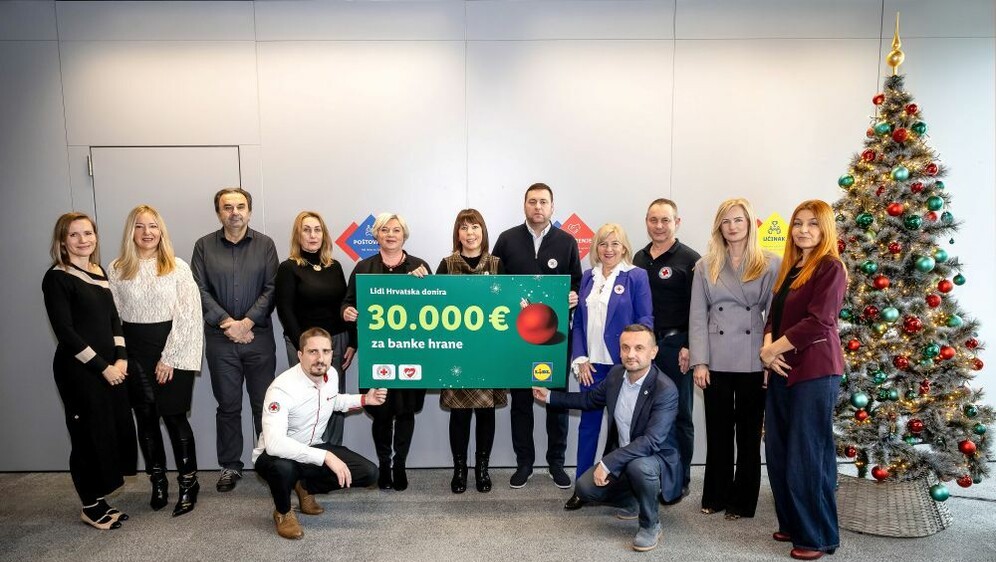 Predstavnici Lidla urucuju ček za banke hrane Hrvatskog Crvenog križa i Udruge Duga