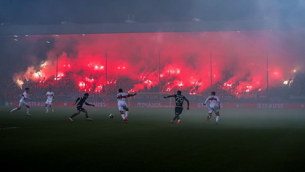 Stadion gori (ilustracija)