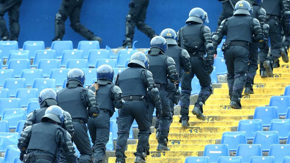 Policija na južnoj tribini stadiona Maksimir