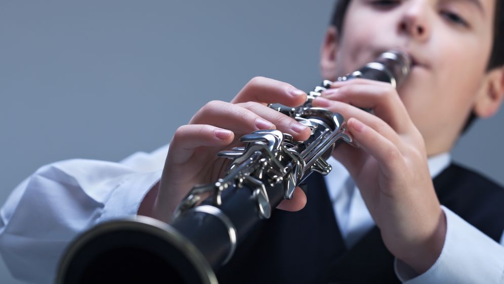 Dječak svira klarinet, ilustracija