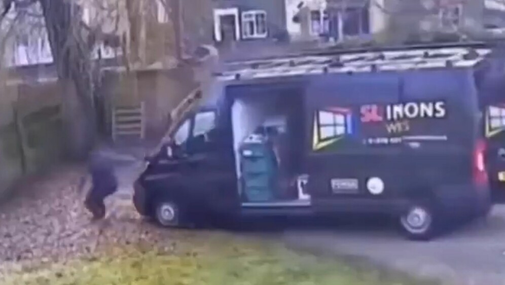 Muškarac ispred kombija