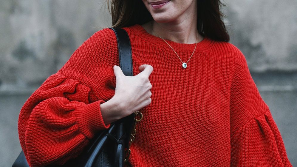 Crveni pulover odličan je dodatak prosinačkoj garderobi