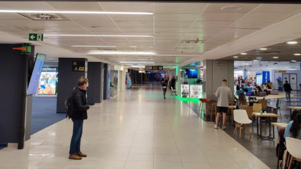 Neobičan znak za poslovni prostor u zračnoj luci u Beogradu