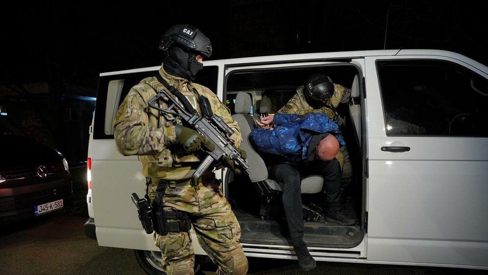 Privođenje osumnjičenog za ubojstvo policijskog načelnika