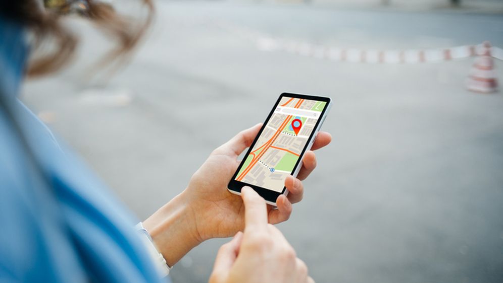 Žena koristi aplikaciju karata na mobitelu za navigaciju, ilustracija