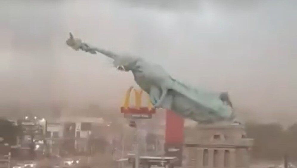 Jak vjetar srušio repliku Kipa slobode