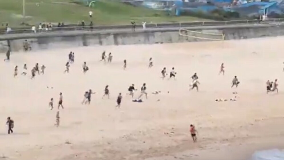 Ljudi bježe s plaže Bondi