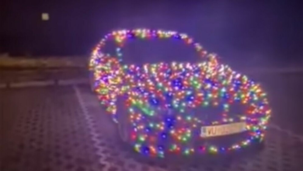 Automobil s lampicama