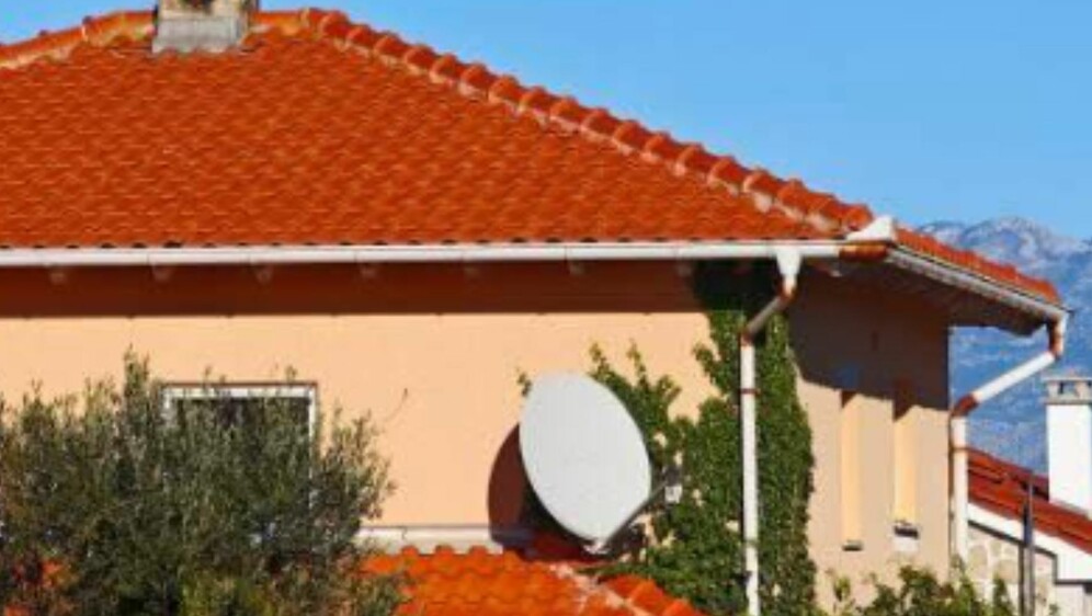 Kuća na Viru s neobičnim ukrasom na fasadi