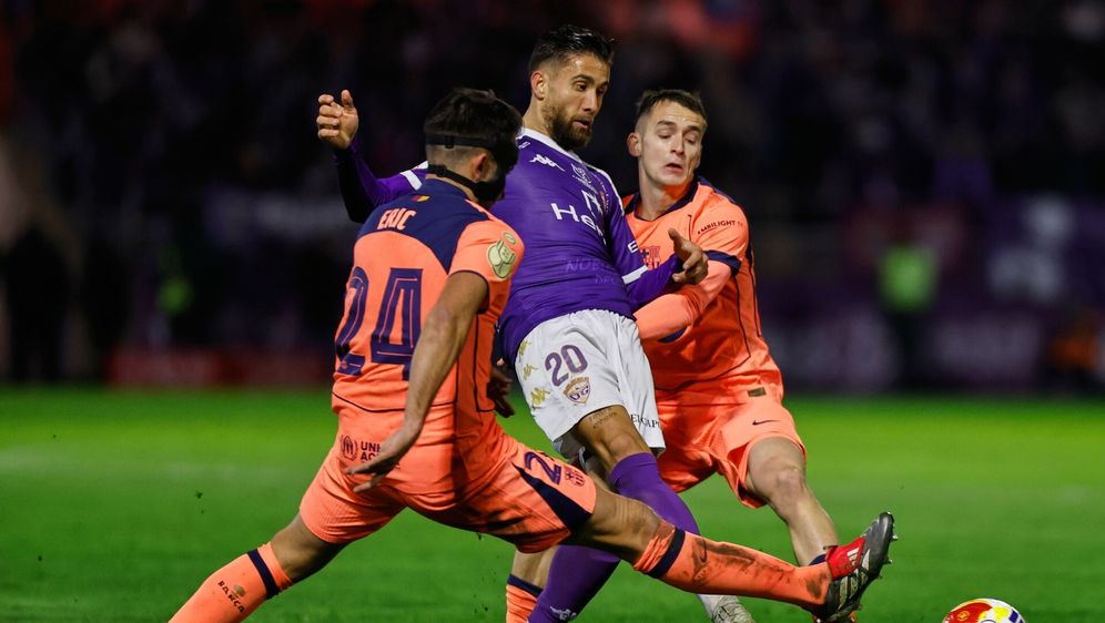 Borja Diaz u duelu s igračima Barcelone