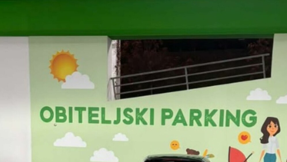 Bezobrazno parkiranje ispred šoping centra